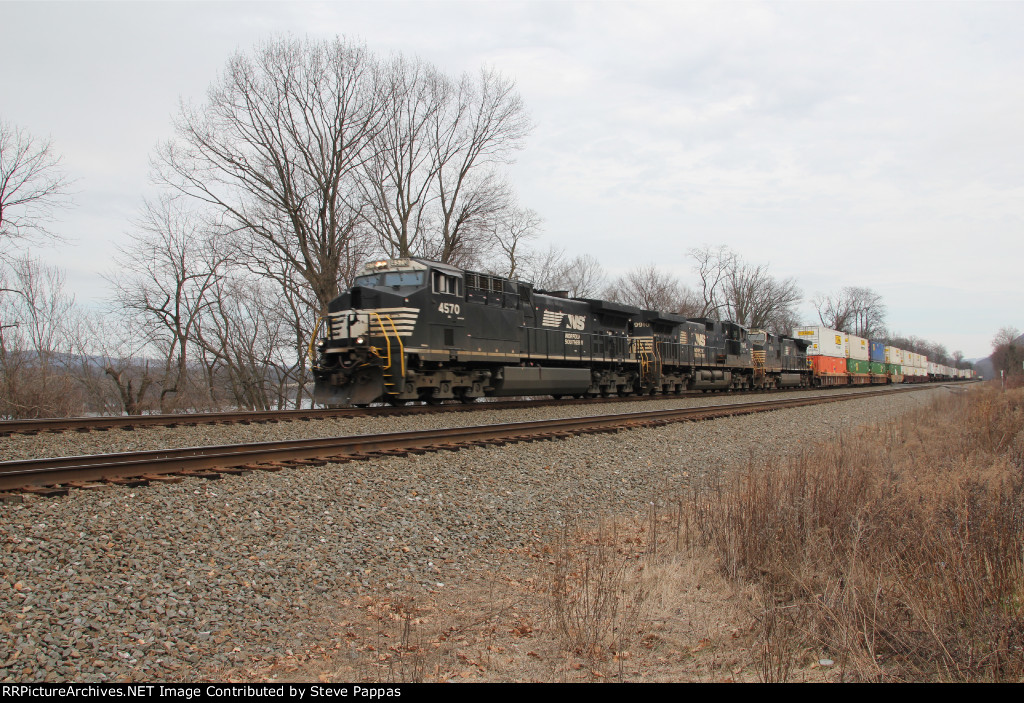 NS 4570 on the point of train 29G